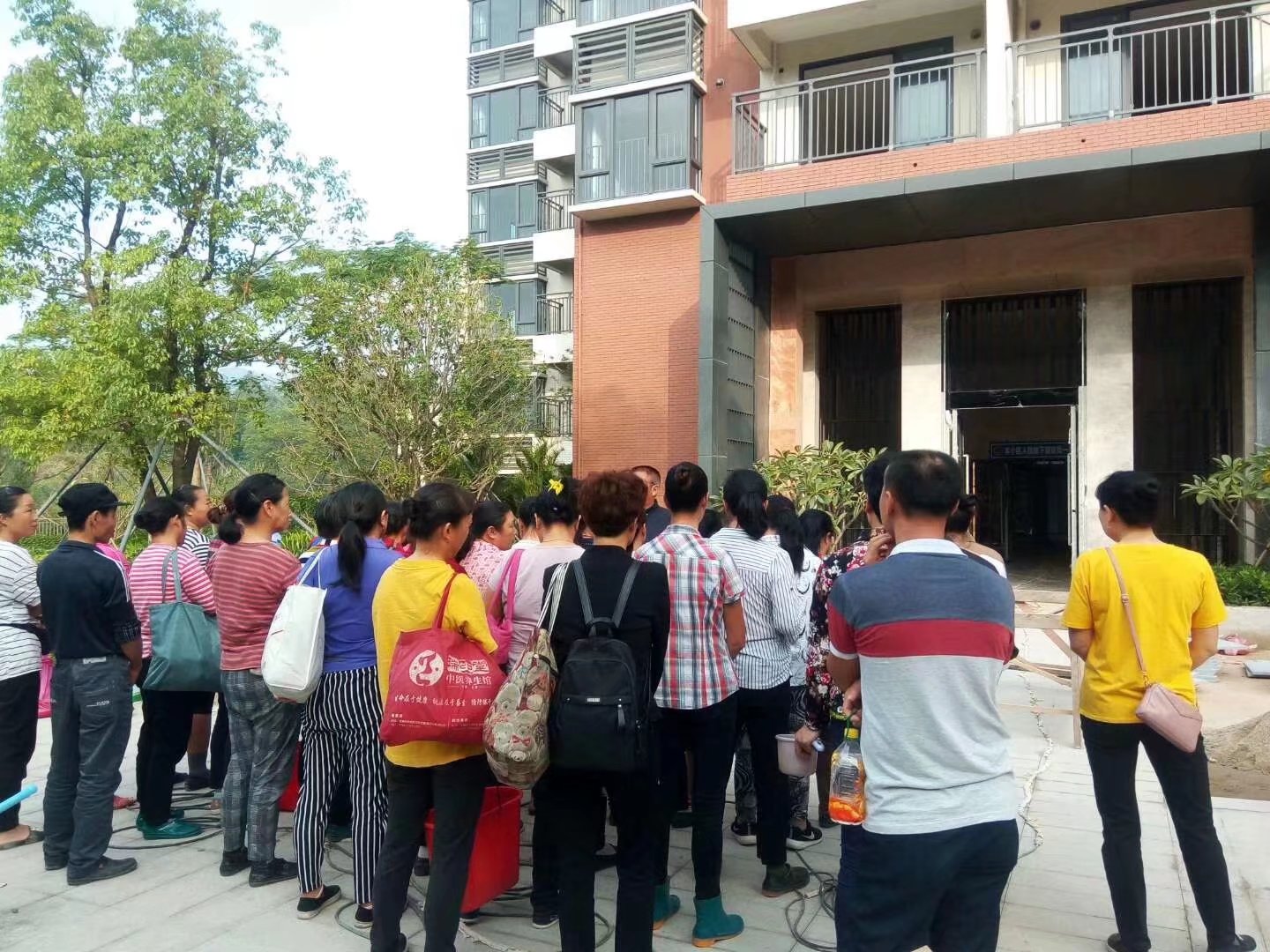 如何处理医疗垃圾是医院保洁的重点工作